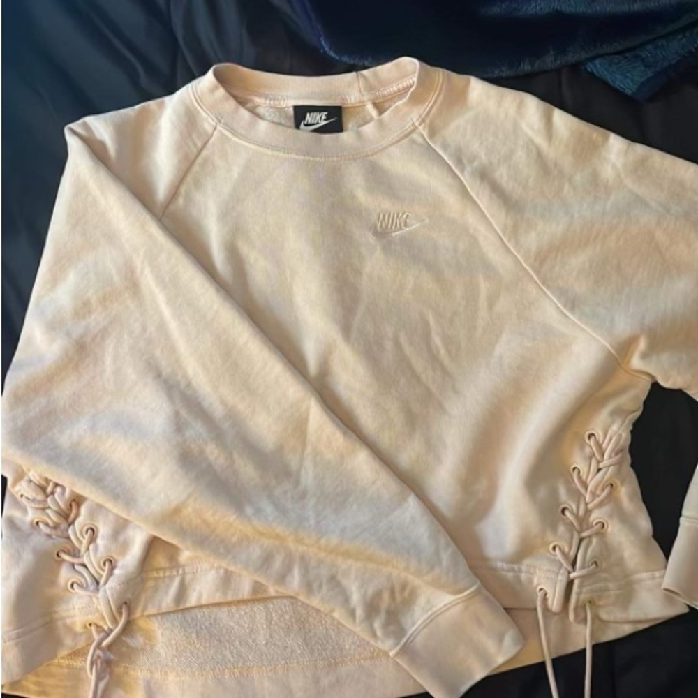 hardly worn nike crew ties on sides